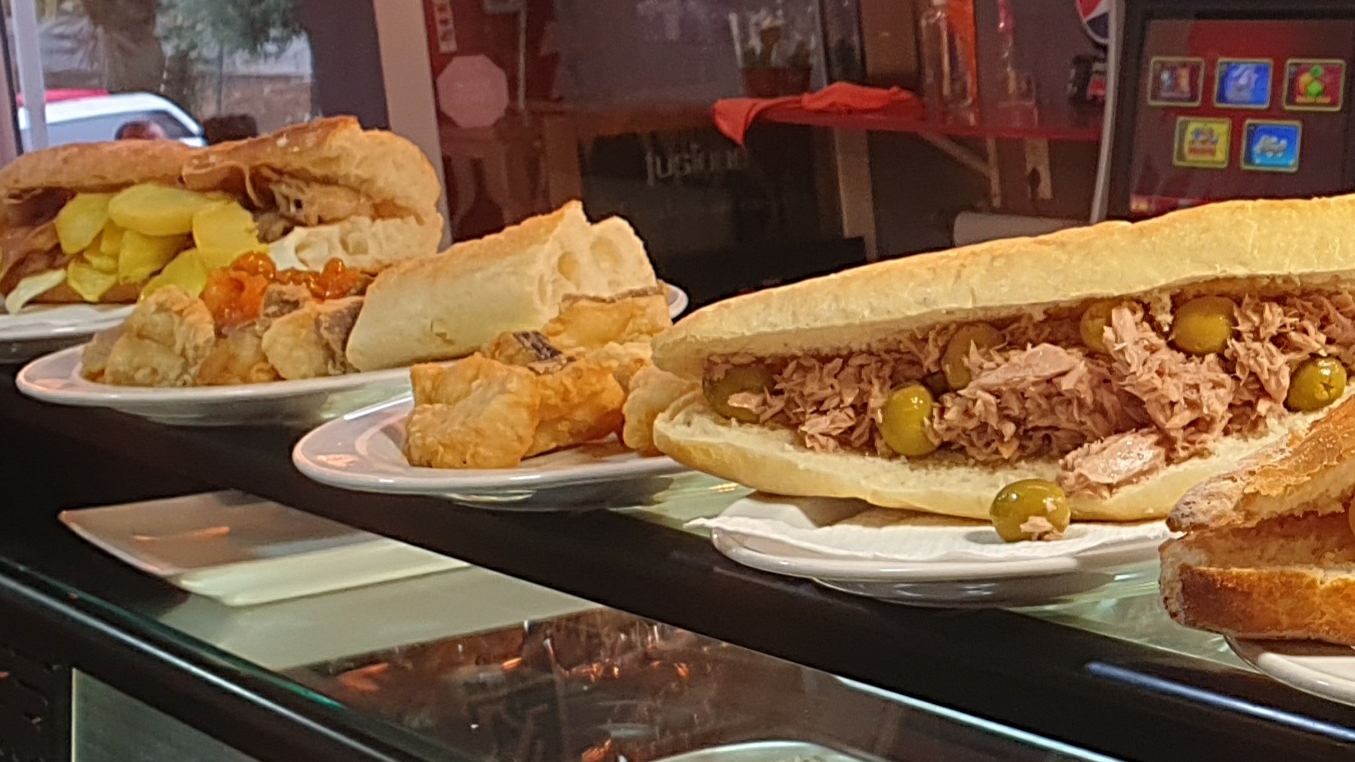 Bocadillo de carne con salsa servido en plato