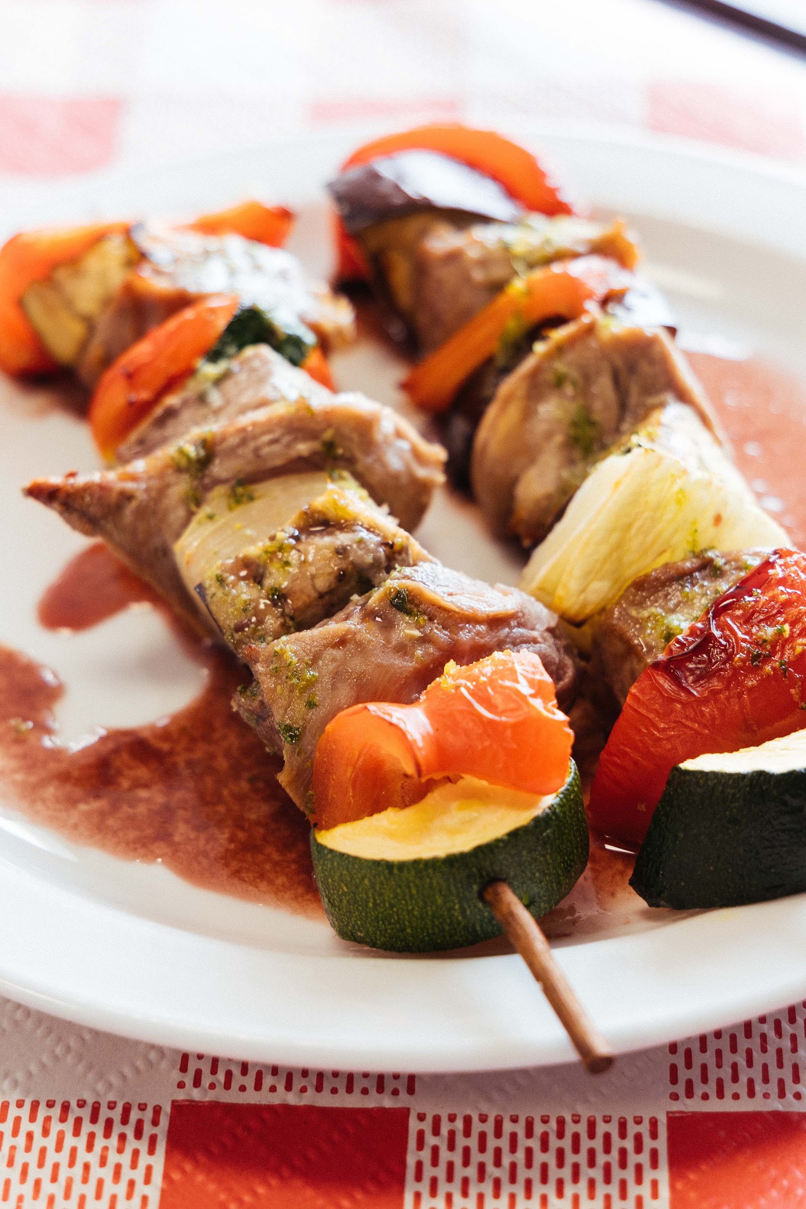 Brocheta de carne con verduras a la plancha