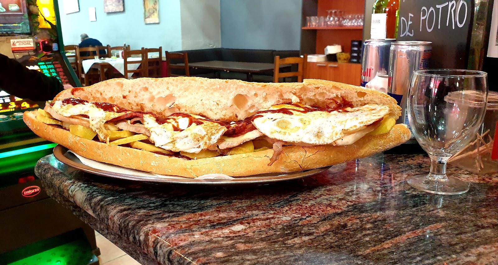 Bocadillo abierto de La Nueva Terraza sobre la barra