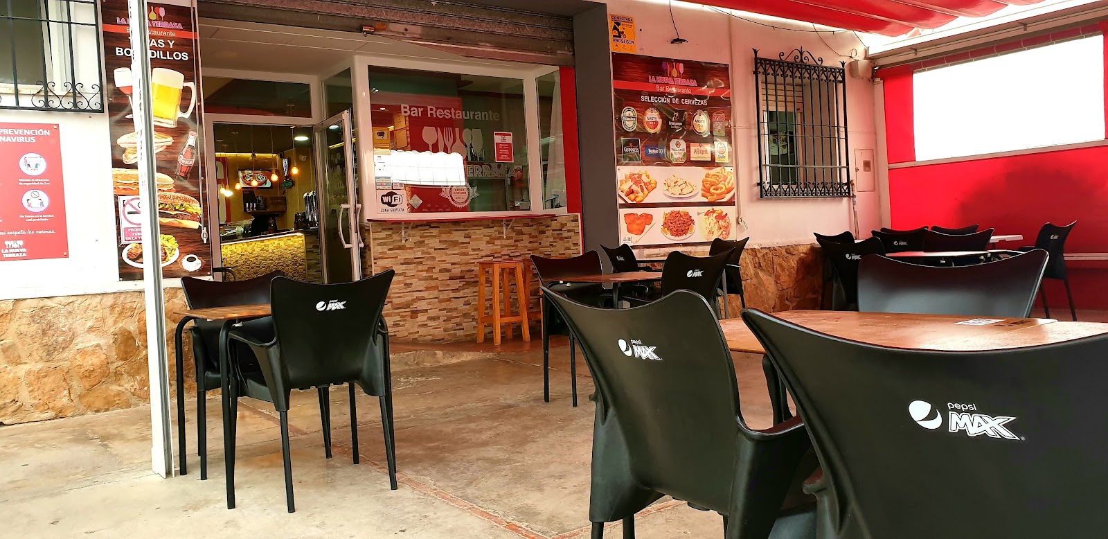 Interior del bar con la barra y las mesas