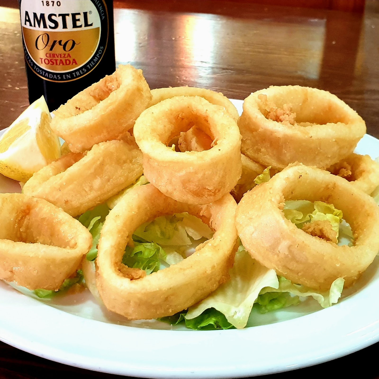 Plato de aros de cebolla rebozados