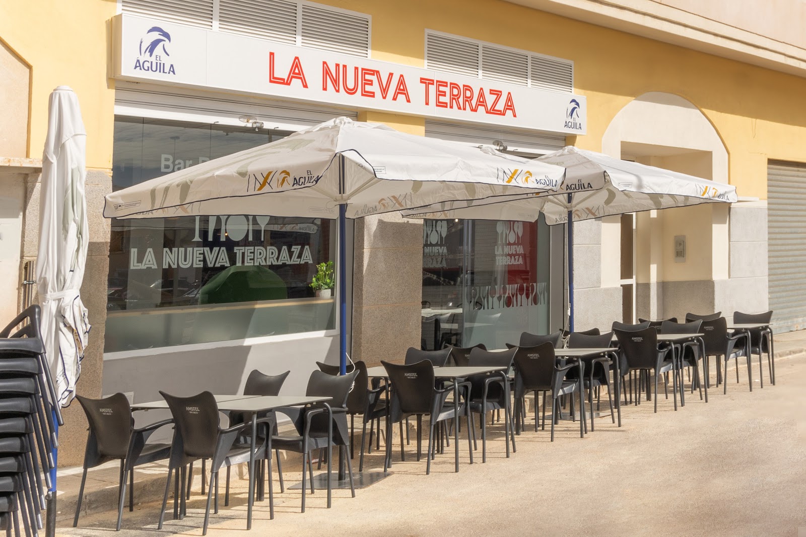 Terraza de La Nueva Terraza con sombrillas y mesas